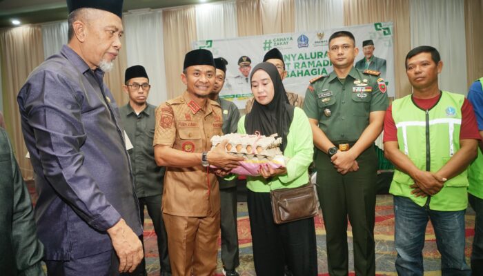 Bupati Bone Salurkan Paket Ramadan Bahagia dari Baznas