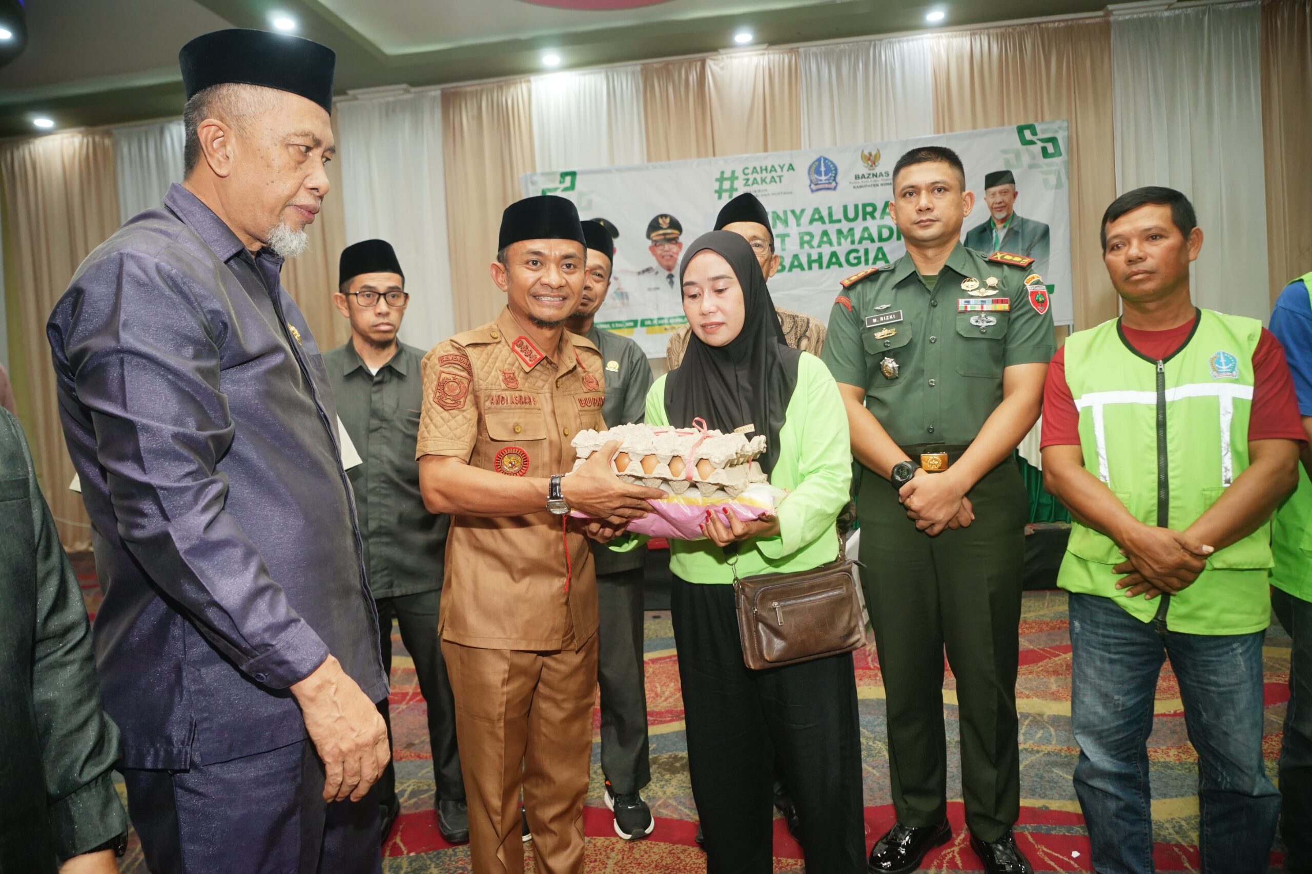 Bupati Bone Salurkan Paket Ramadan Bahagia dari Baznas