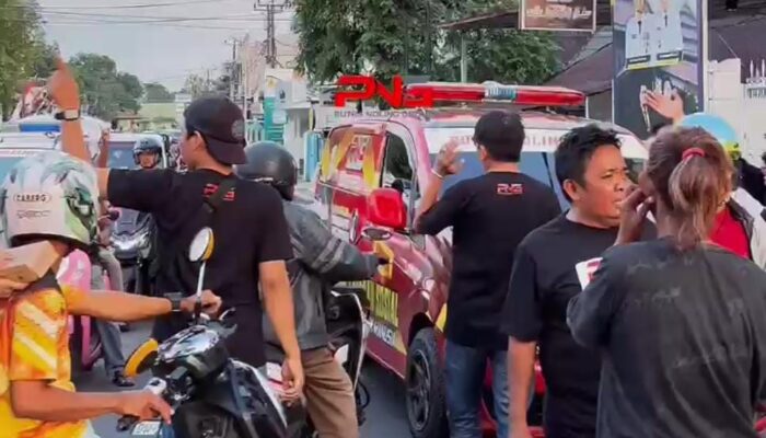 Putra Noling Grup Bagikan Ratusan Nasi Kotak ke Pengguna Jalan