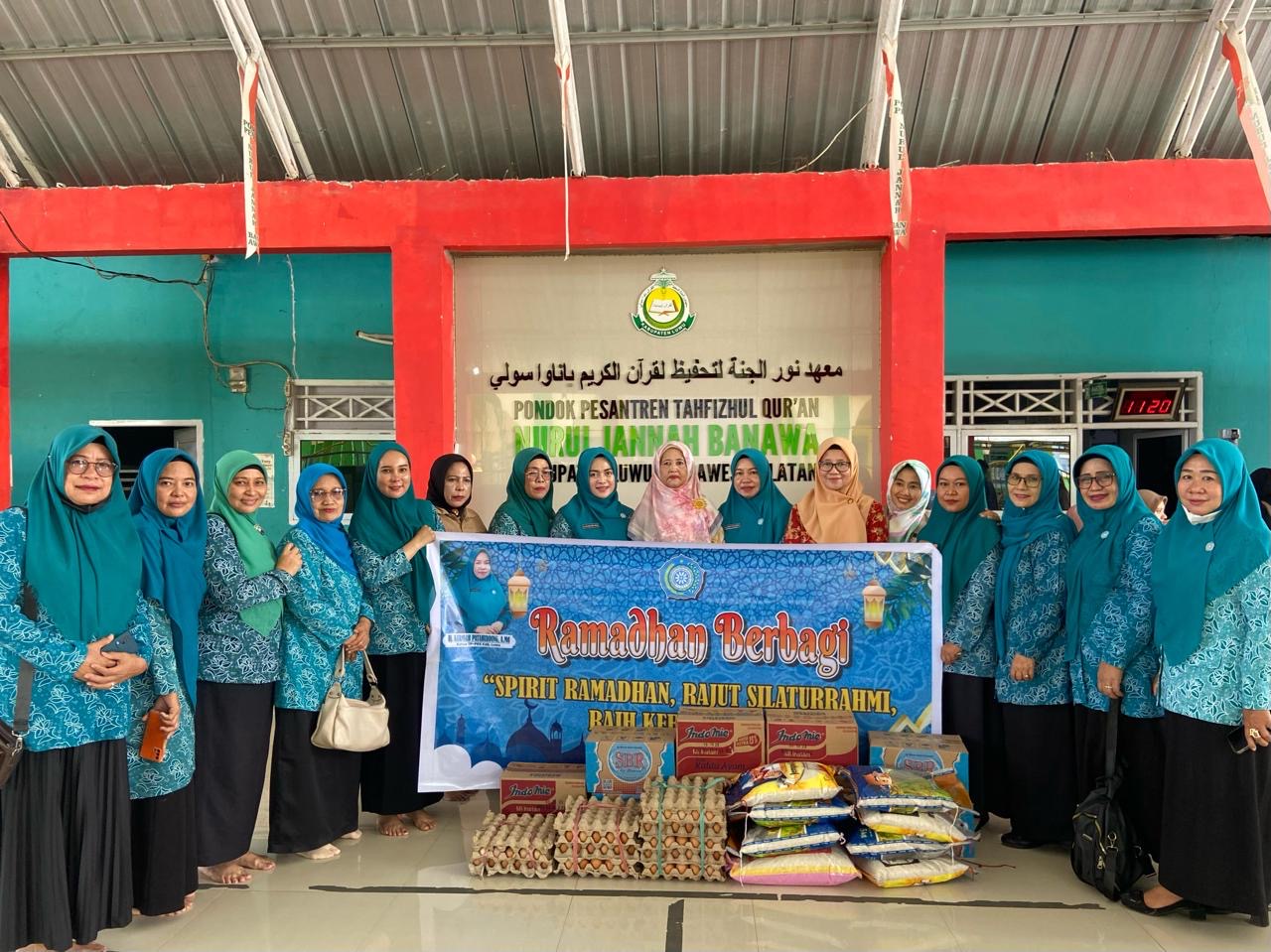 TP PKK Luwu Gelar “Ramadhan Berbagi” di Ponpes dan Lokasi Kebakaran