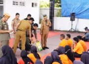 Bupati Bone Serahkan Sembako untuk Cleaning Service dan Sopir