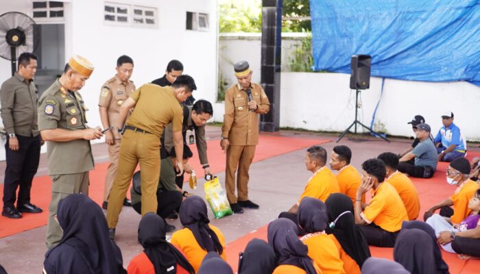 Bupati Bone Serahkan Sembako untuk Cleaning Service dan Sopir