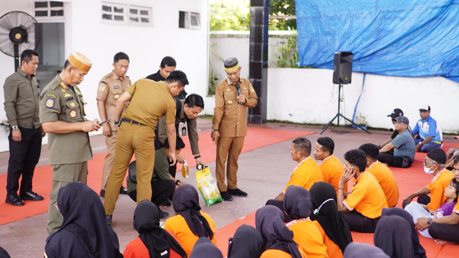 Bupati Bone Serahkan Sembako untuk Cleaning Service dan Sopir
