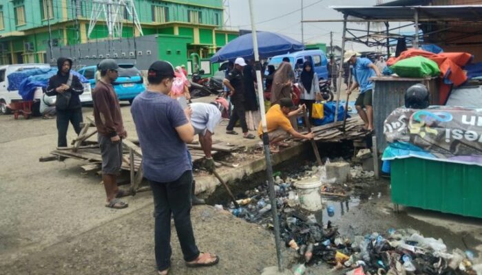 DLHK Sinjai Fokus Bersihkan TPI Lappa di Hari Pertama Kerja Usai Lebaran