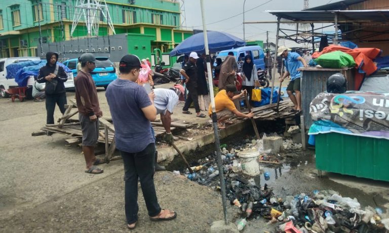 DLHK Sinjai Fokus Bersihkan TPI Lappa di Hari Pertama Kerja Usai Lebaran