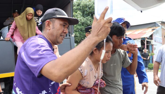 Sigap Hadapi Banjir, Polres Luwu Evakuasi Ibu Hamil dan Siswa Sekolah