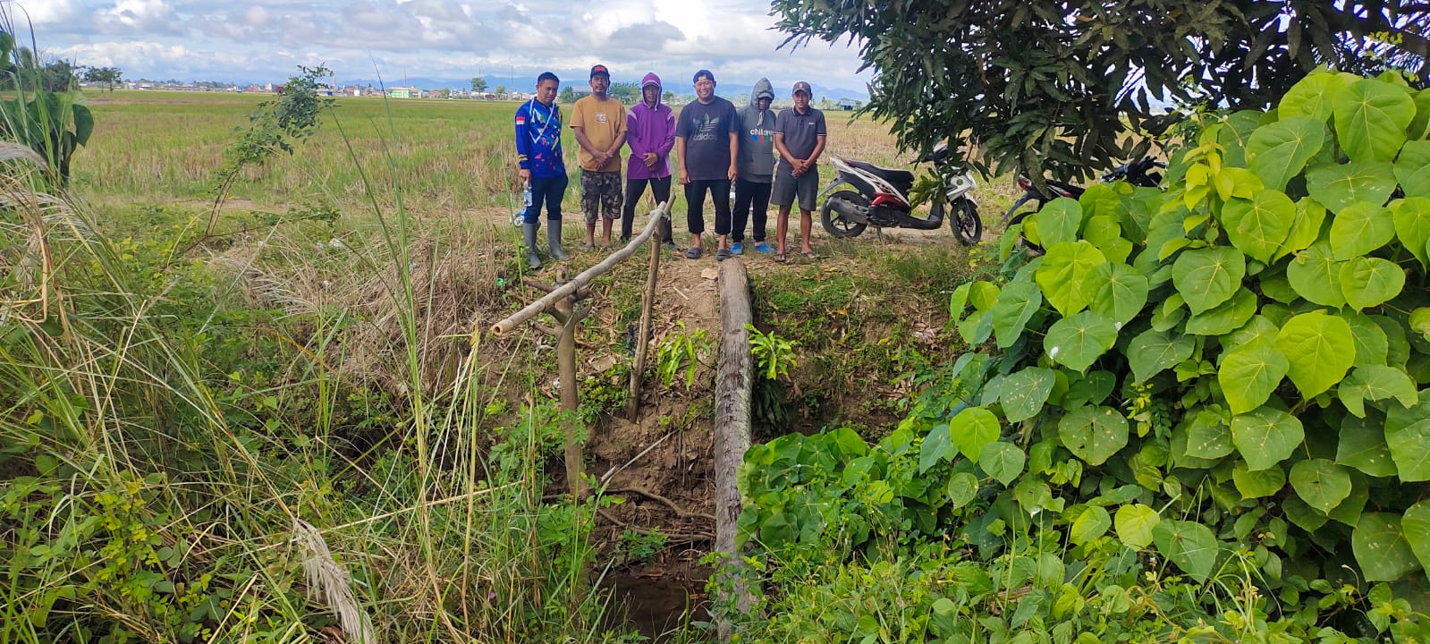 Saenal Rosi Respon Keluhan Petani Soal Jembatan Tak Layak di Desa Mario