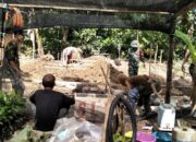 Babinsa Bastem Turun Tangan Bantu Warga Bangun Rumah di Latimojong