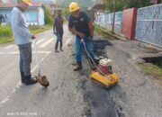 PT Bumi Mineral Sulawesi Perbaiki Jalan Rusak di Jalan Bakau Palopo
