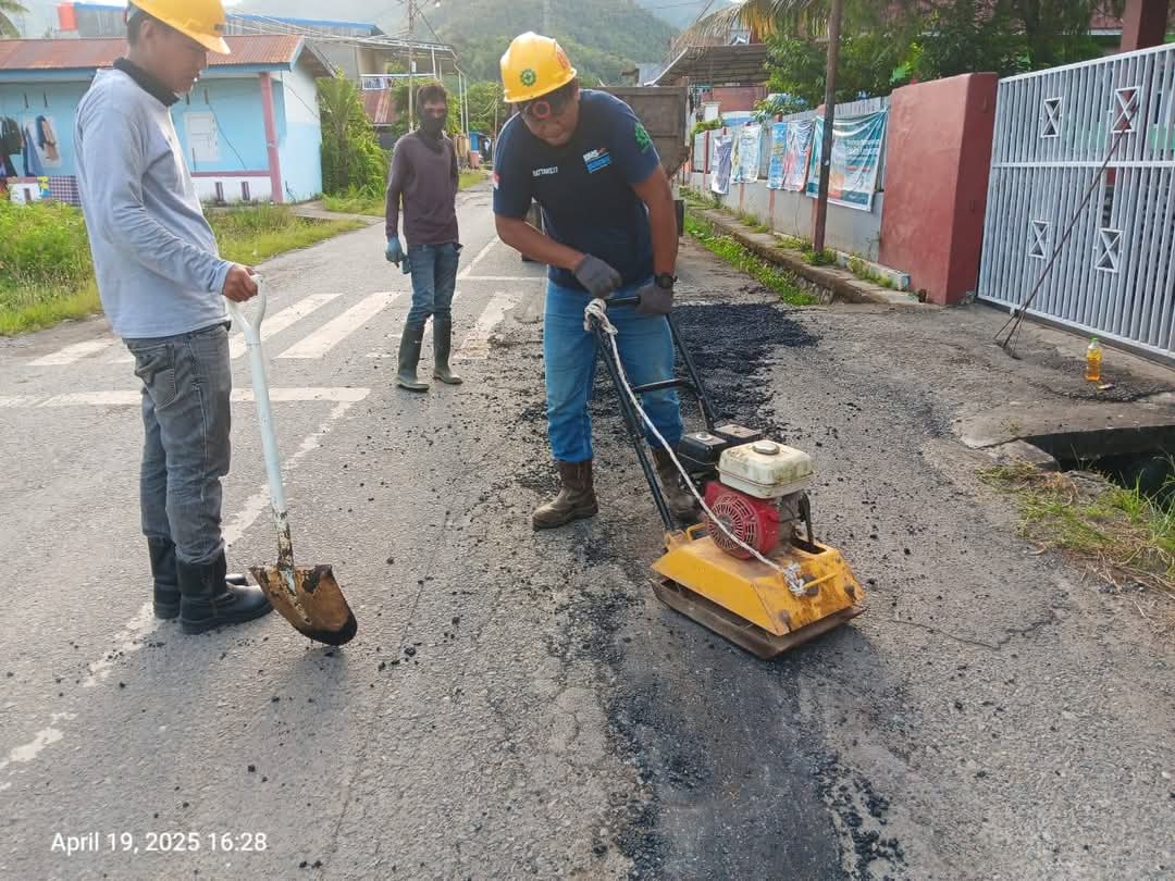 PT Bumi Mineral Sulawesi Perbaiki Jalan Rusak di Jalan Bakau Palopo