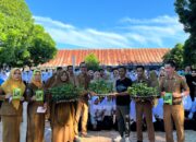 Peringati Hari Bumi, Bupati Bone Serahkan Bibit Tanaman di SMPN 1 Watampone