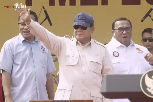 Prabowo Hadiri May Day di Monas, Disambut Antusias Ribuan Buruh