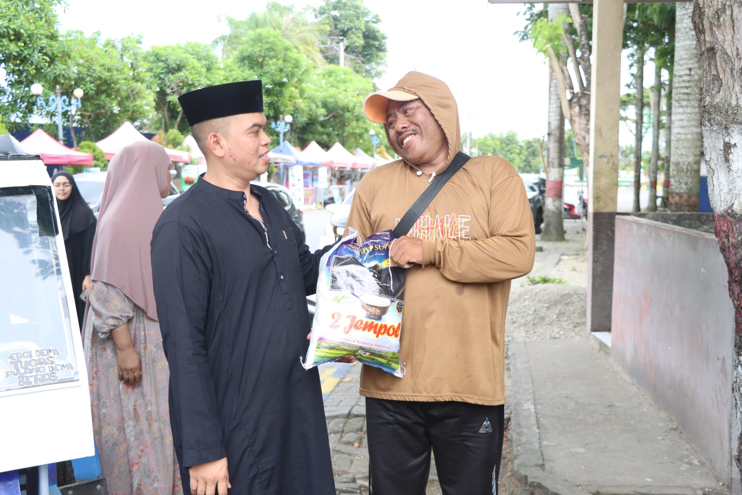 Kapolres Sidrap dan Keluarga Berbagi Sembako untuk Pengemudi Bentor di Pangkajene