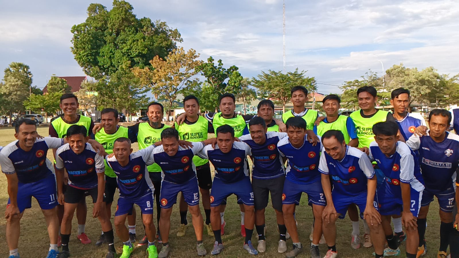 Gubernur Sulsel Bermain Bola di Lapangan Gaspa Selama 70 Menit