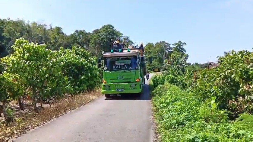 PT BMS Turunkan Excavator dan Mobil Tangki Bantu Penanganan Bencana di Bua