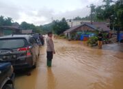 Polres Luwu Sigap Tangani Banjir di Larompong, Keselamatan Warga Jadi Prioritas
