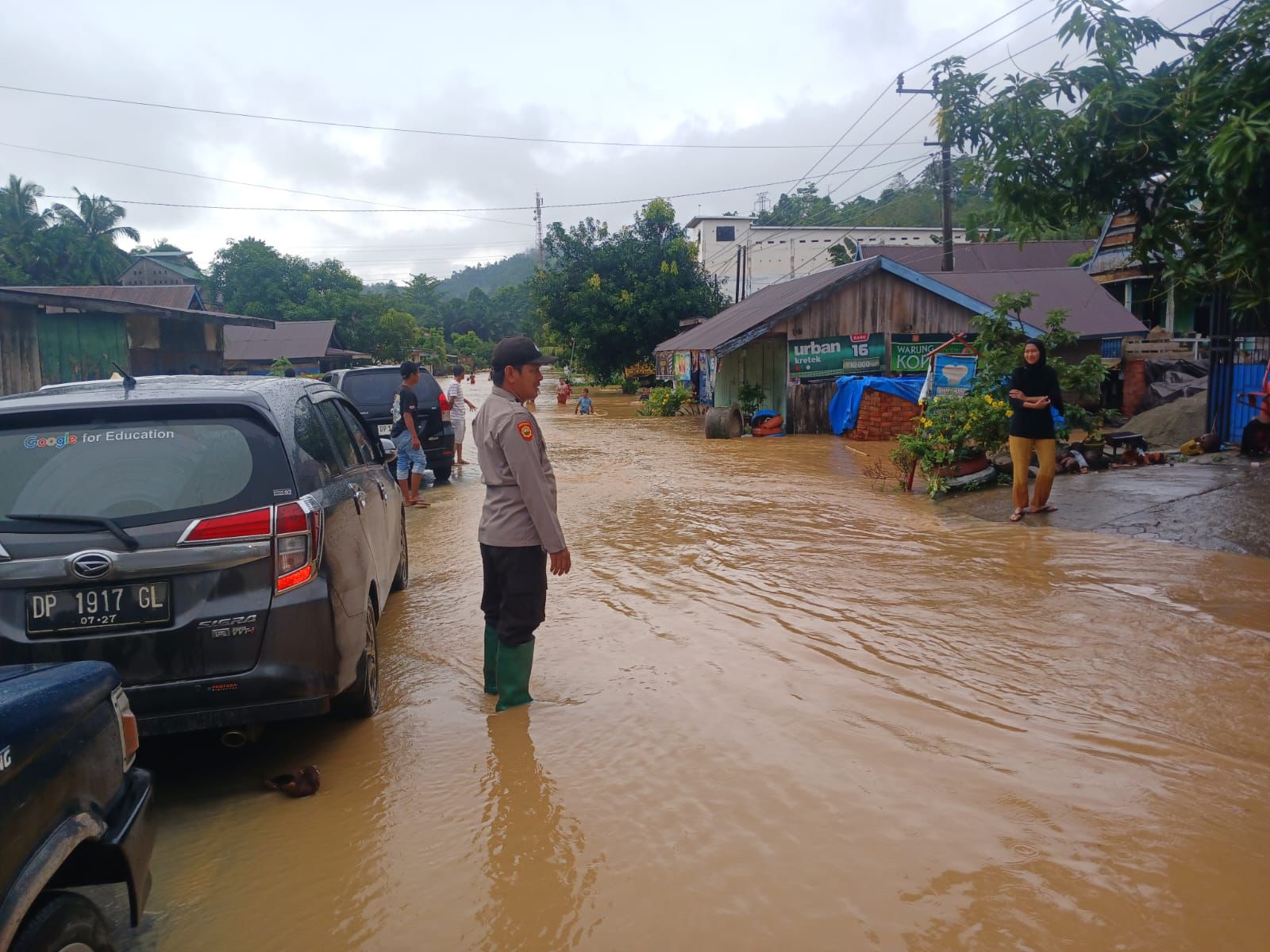 Polres Luwu Sigap Tangani Banjir di Larompong, Keselamatan Warga Jadi Prioritas