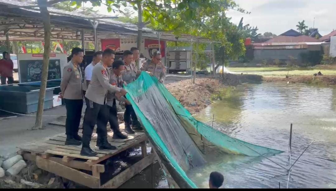 Dukung Ketahanan Pangan, Kapolda Sulsel Lepas 20 Ribu Bibit Ikan Nila