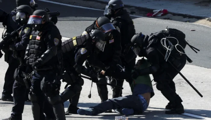 Kerusuhan di Los Angeles, Polisi Tembak Jurnalis Saat Siaran Langsung