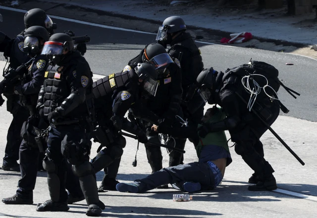 Kerusuhan di Los Angeles, Polisi Tembak Jurnalis Saat Siaran Langsung