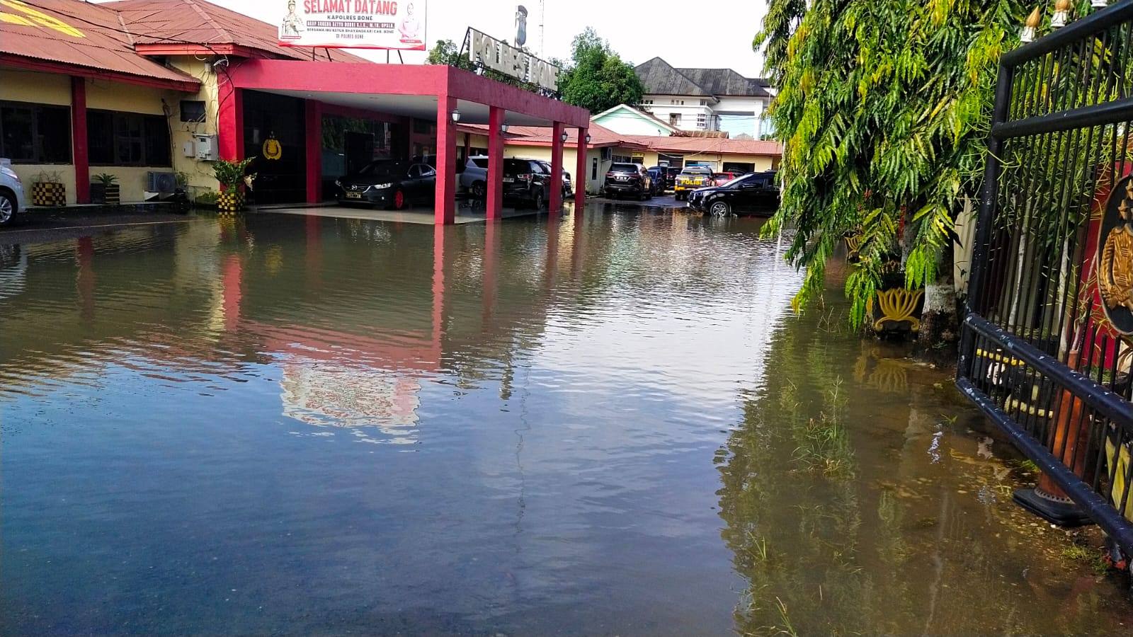 Bone Diguyur Hujan Deras, Mapolres dan Polsek Ikut Terendam