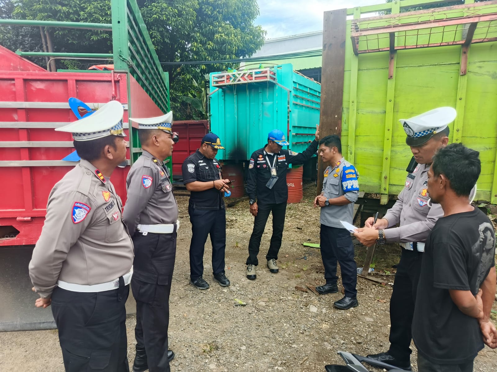 Satlantas Polres Sidrap dan UPPKB Datae Edukasi Pengemudi Terkait Bahaya ODOL