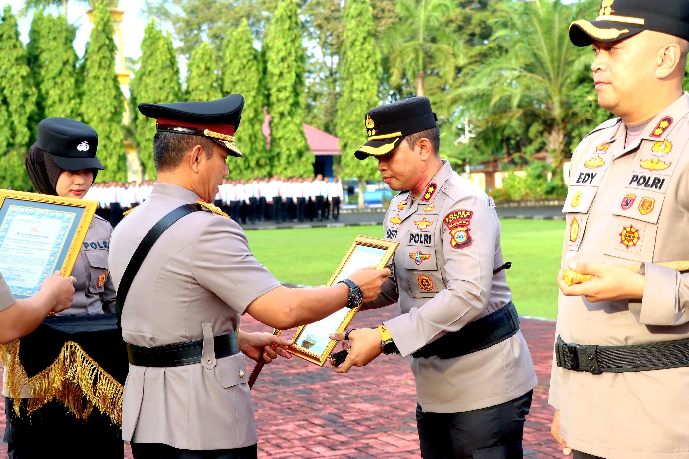 Kapolda Sulsel Beri Penghargaan Kapolres dan Personil Polres Sidrap