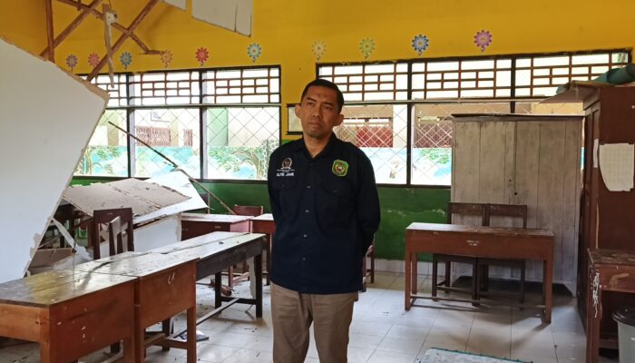 Plafon SDN 15 Salolo Ambruk, Wakil Ketua DPRD Alfri Jamil Tinjau Langsung