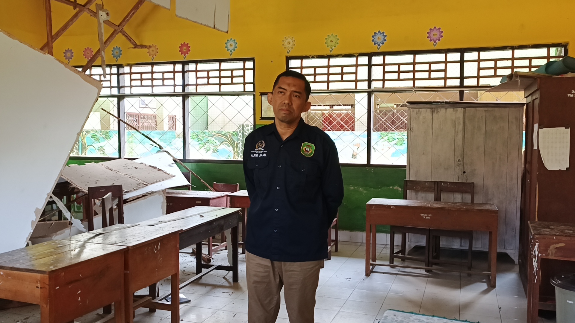 Plafon SDN 15 Salolo Ambruk, Wakil Ketua DPRD Alfri Jamil Tinjau Langsung