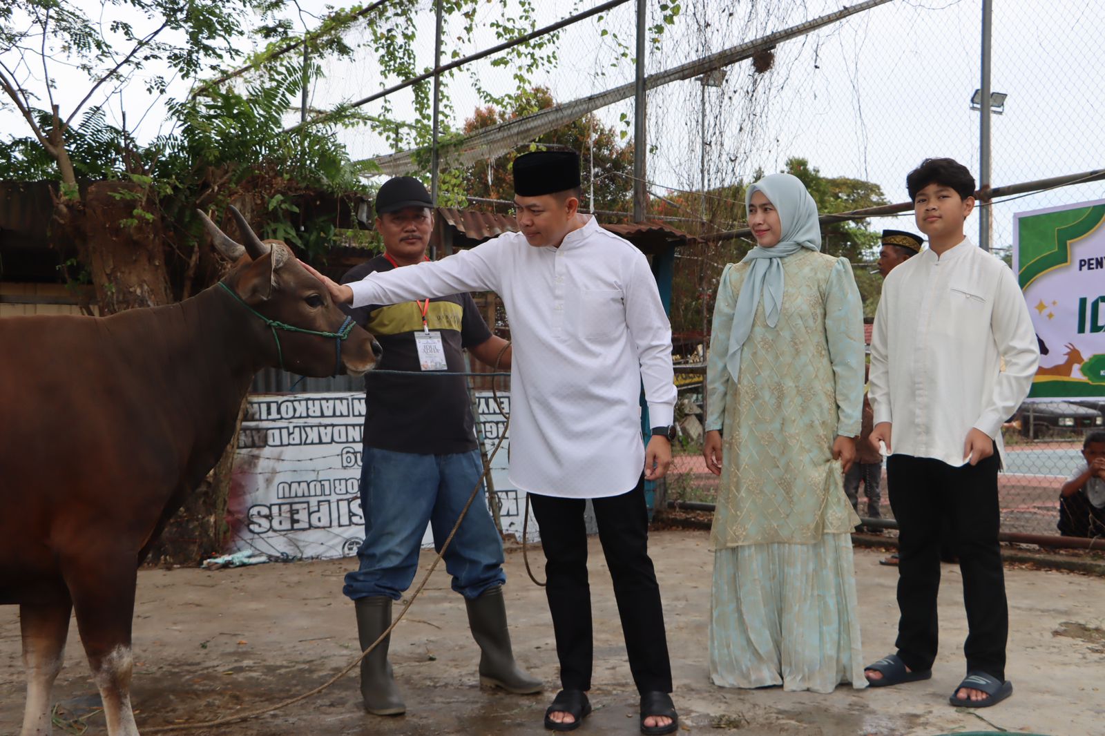 Polres Luwu Salurkan Delapan Ekor Sapi Kurban ke Warga