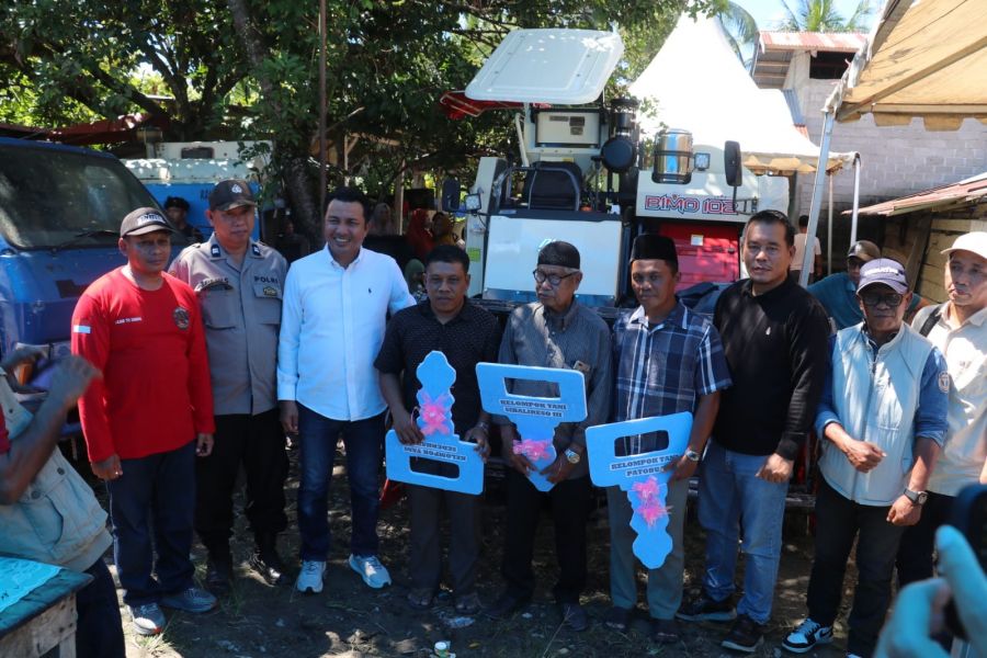 Upaya Mandirikan Petani, Pemda Luwu Utara Salurkan Combine Harvester