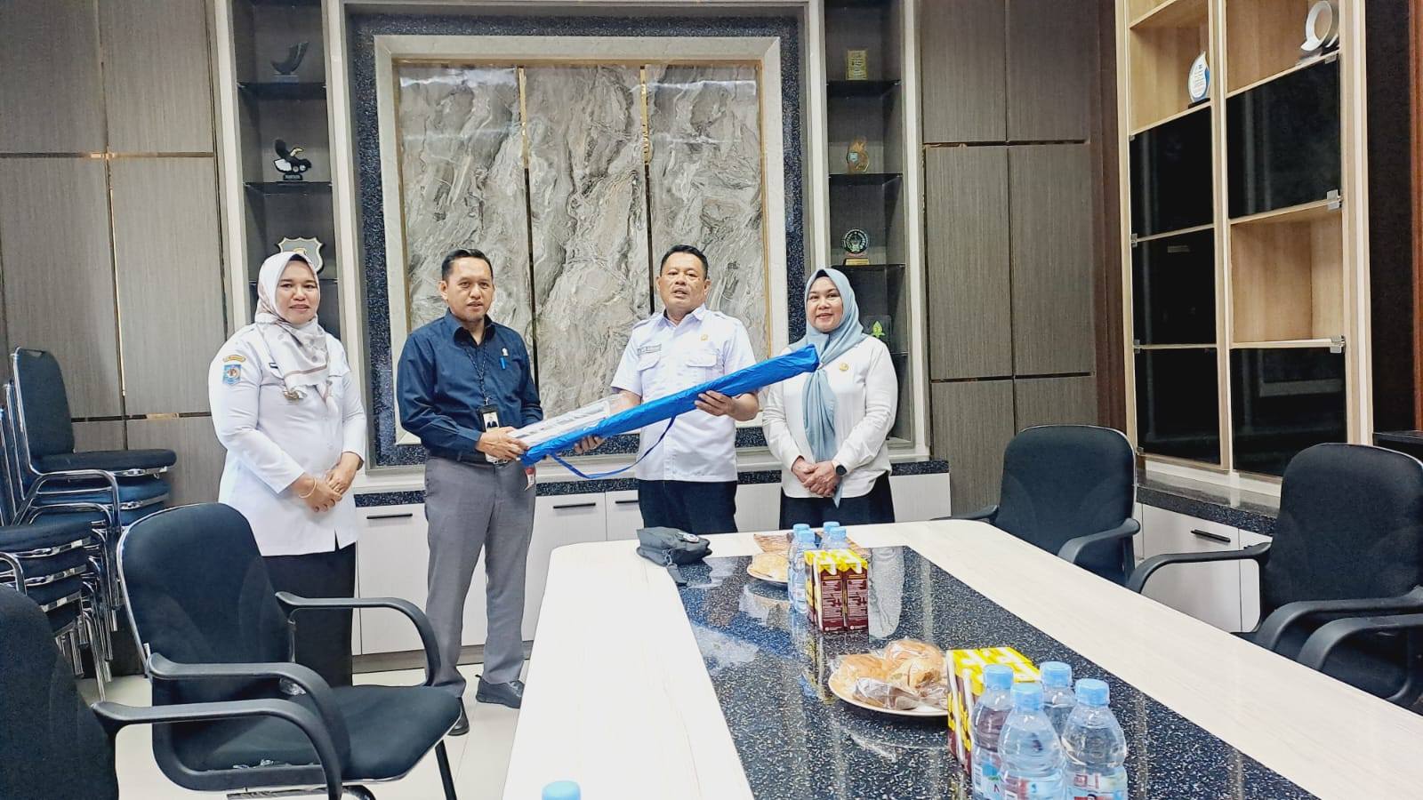 Gerakkan Ekonomi Lokal, Pemkot Palopo Bagikan Payung Jualan ke UMKM