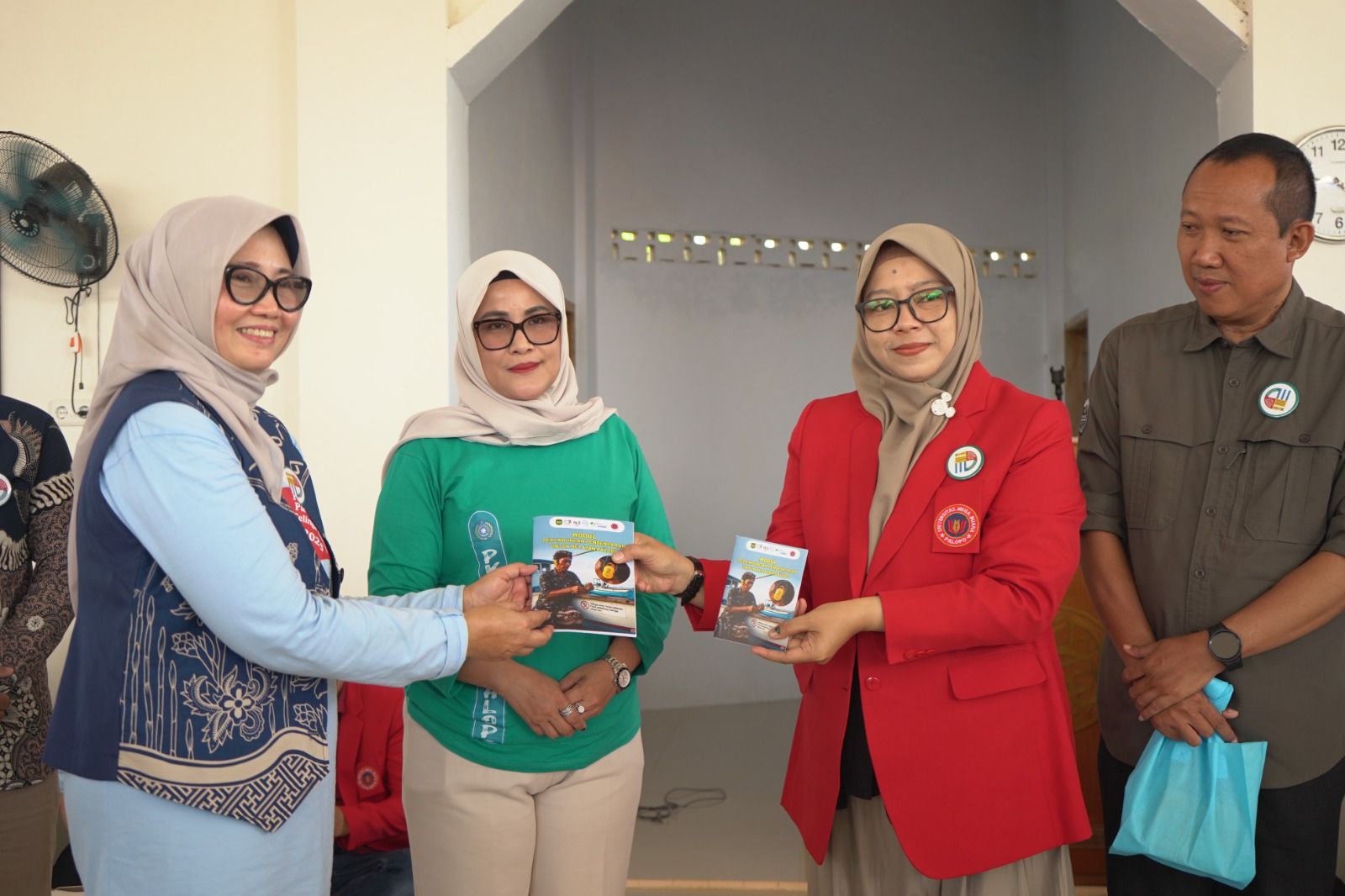 Kampanye Cegah Tuli, UMB Palopo Edukasi SLB dan Nelayan