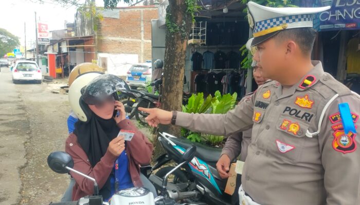 Dua Pengendara Ditilang karena Gunakan HP saat Berkendara di Bone