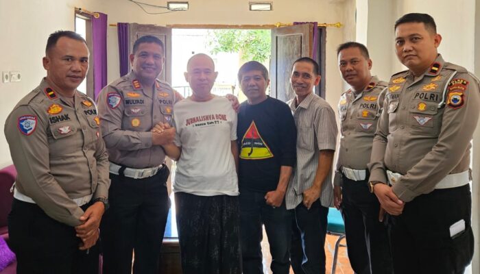 Kasat Lantas Polres Bone Tunjukkan Kepedulian, Jenguk Jurnalis yang Sedang Sakit
