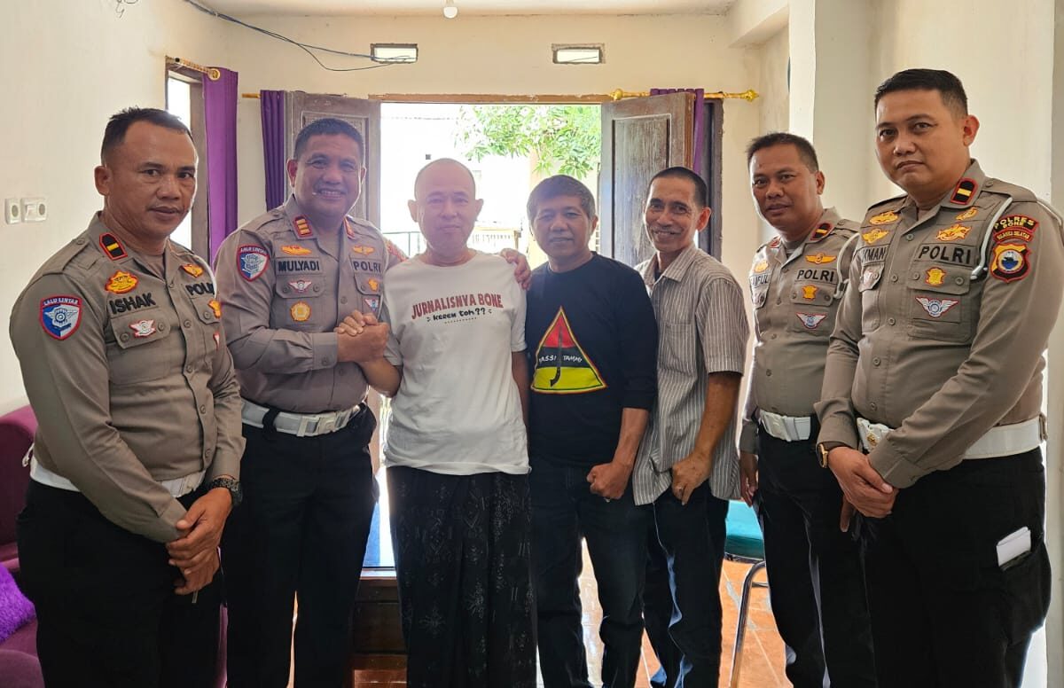 Kasat Lantas Polres Bone Tunjukkan Kepedulian, Jenguk Jurnalis yang Sedang Sakit
