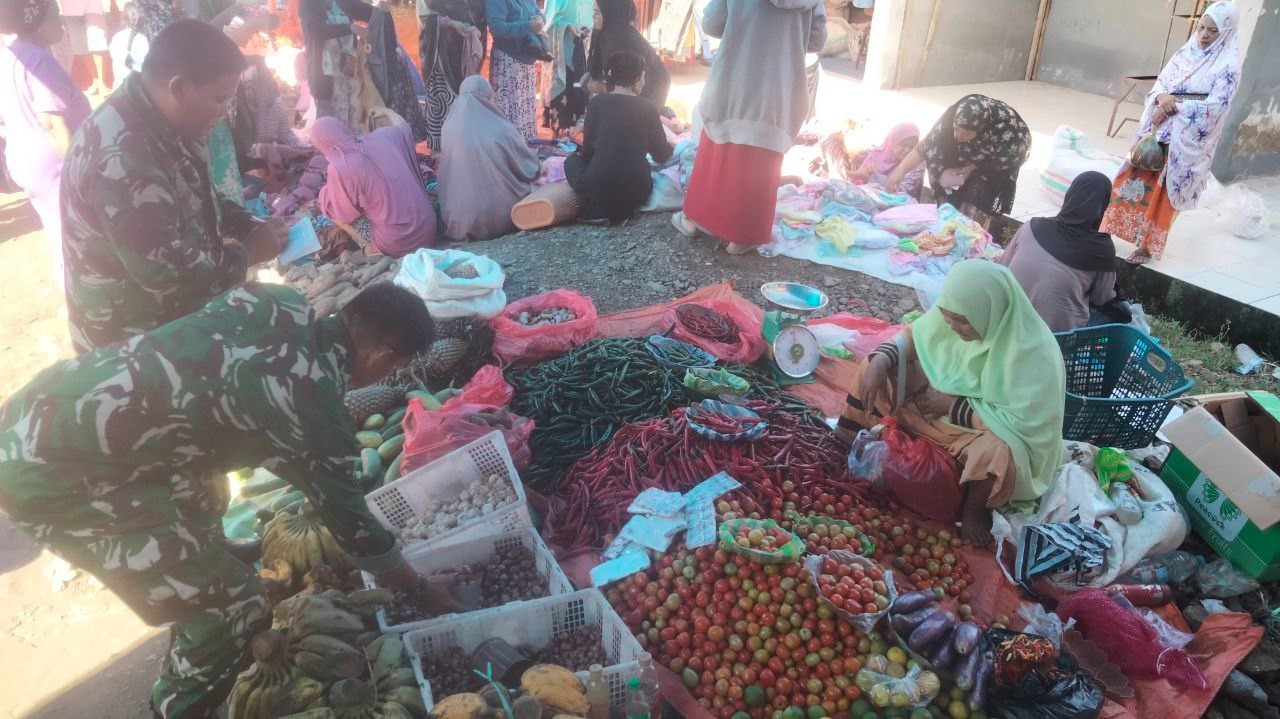 Cegah Lonjakan Harga, Babinsa Baranti Lakukan Pemantauan Pasar