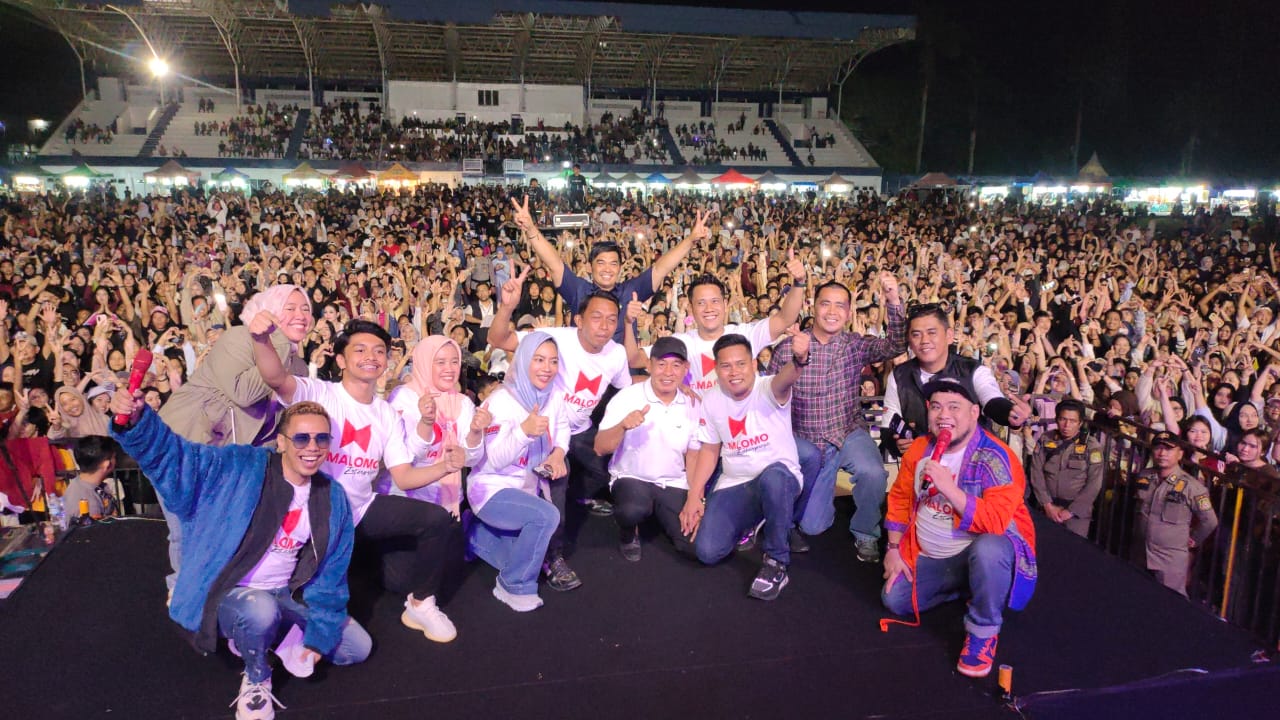 Konser Stecu Faris Adam Guncang Stadion Ganggawa Sidrap