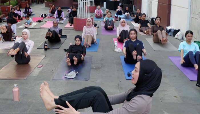 Sunset Yoga Aryaduta Padukan Relaksasi, Kuliner Sehat, dan Koneksi Sosial