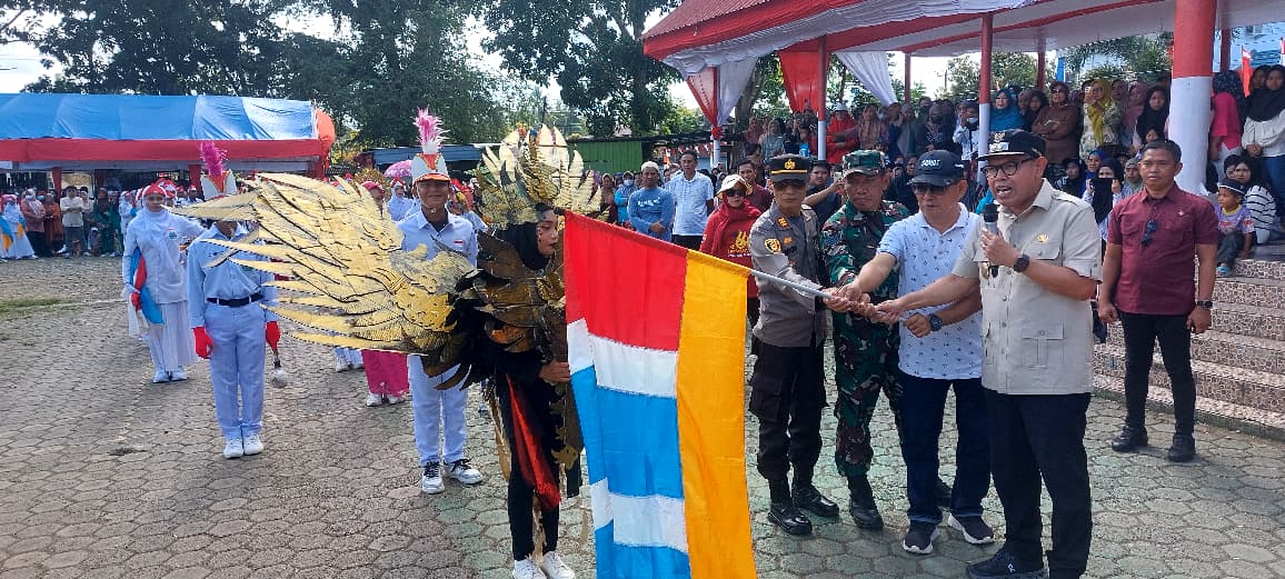 Wakil Bupati Bone Lepas Karnaval HUT RI ke-80 di Kecamatan Mare