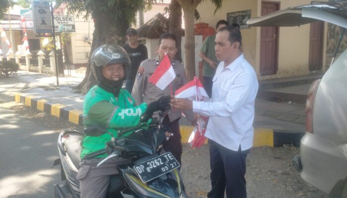 Polsek Wara Bagikan Bendera Merah Putih Sambut HUT RI ke-80