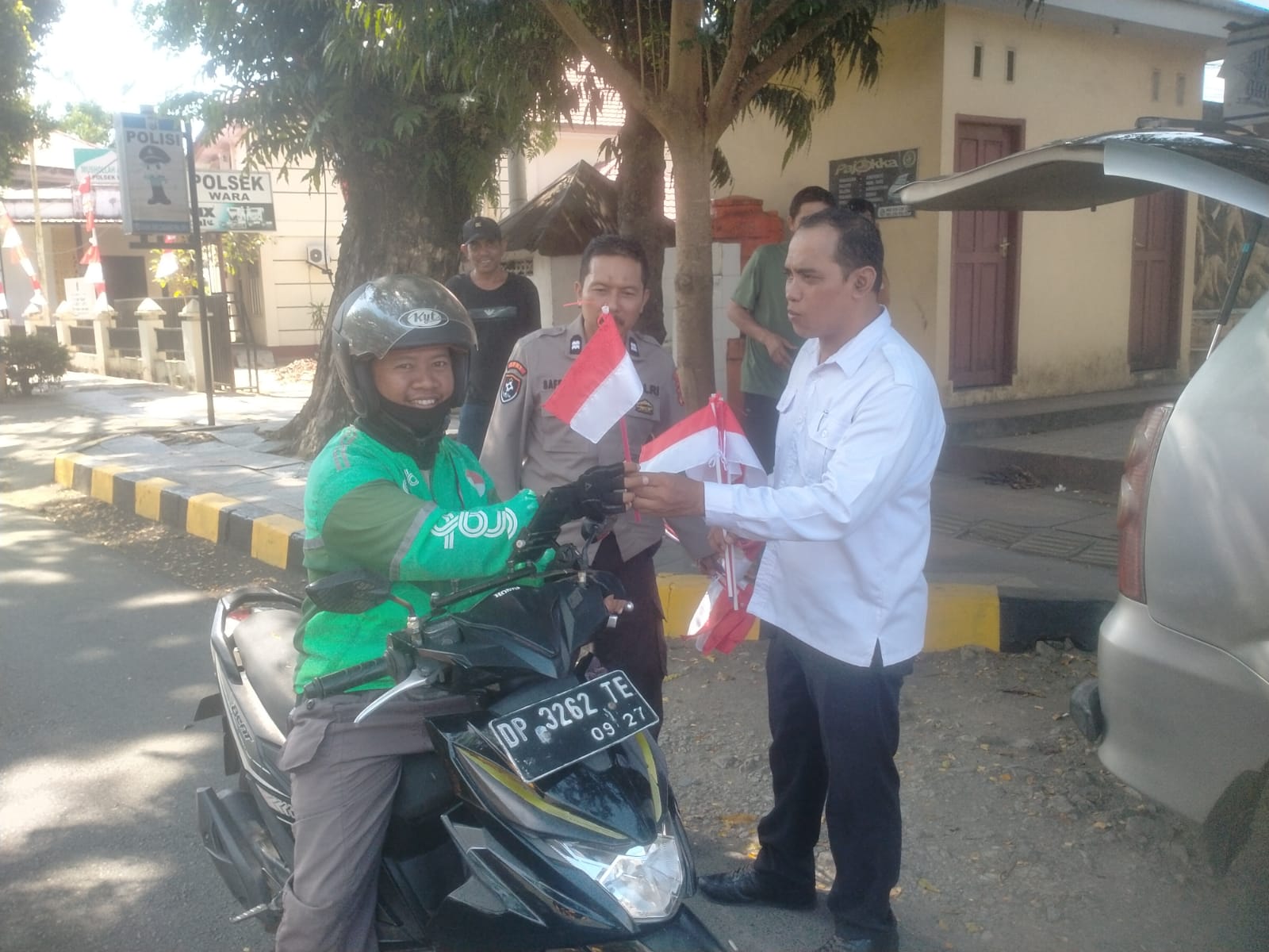 Polsek Wara Bagikan Bendera Merah Putih Sambut HUT RI ke-80