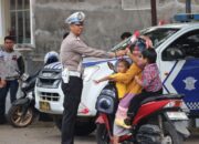 Lewat Aksi Bagi Bendera, Polres Luwu Tanamkan Nilai Nasionalisme dan Keselamatan Berlalu Lintas