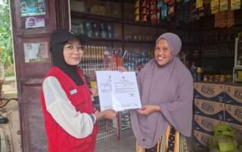 Lewat Program UMKM Terkemas, Mahasiswa KKN Unhas Bantu UMKM Manggalung Urus NIB