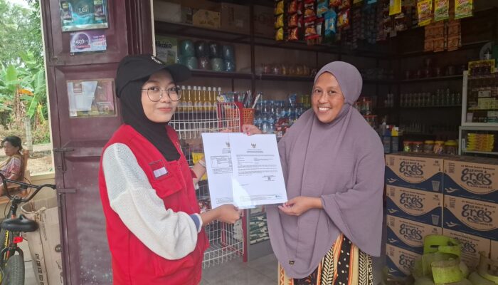 Lewat Program UMKM Terkemas, Mahasiswa KKN Unhas Bantu UMKM Manggalung Urus NIB