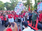 Kenakan Kostum Bung Karno, Gubernur Andi Sudirman Pimpin Jalan Sehat dan Kirab Kemerdekaan