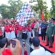 Kenakan Kostum Bung Karno, Gubernur Andi Sudirman Pimpin Jalan Sehat dan Kirab Kemerdekaan