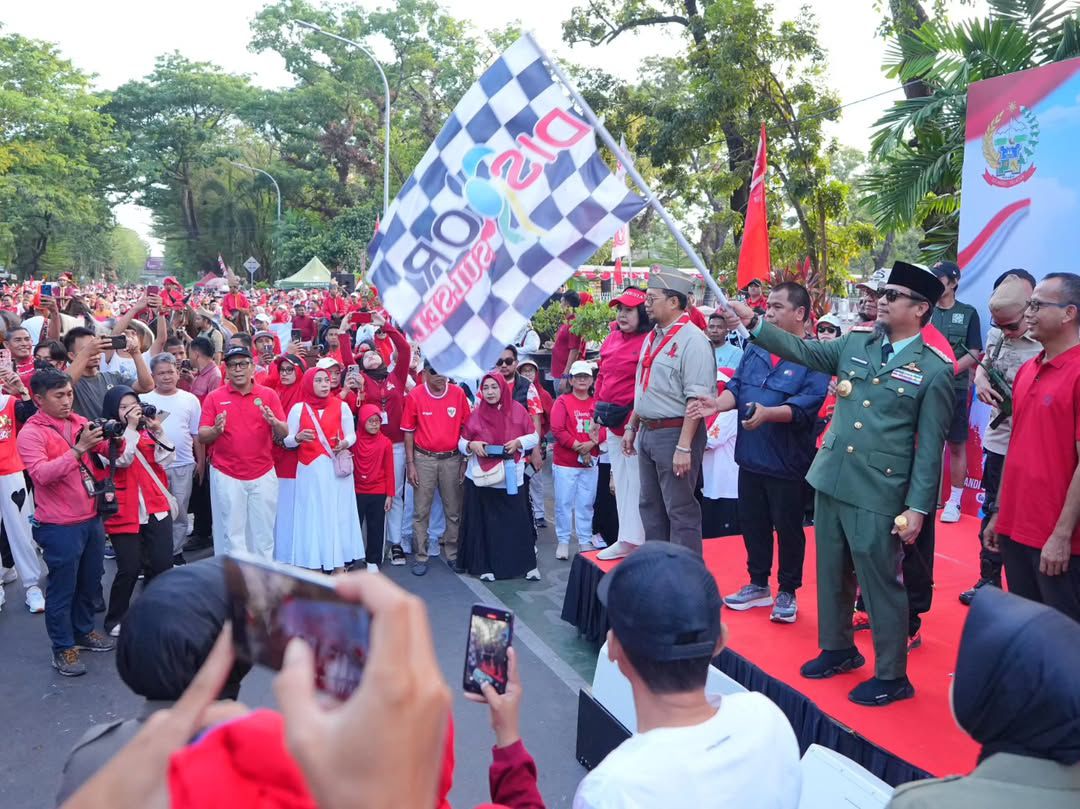 Kenakan Kostum Bung Karno, Gubernur Andi Sudirman Pimpin Jalan Sehat dan Kirab Kemerdekaan