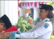 Haru! Presiden Prabowo Cium Bendera Merah Putih Sebelum Dikibarkan pada Upacara HUT ke-80 RI
