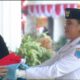 Haru! Presiden Prabowo Cium Bendera Merah Putih Sebelum Dikibarkan pada Upacara HUT ke-80 RI